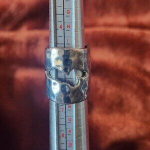 Vintage silver-tone boho chunky abstract hammered ring. Size 5/6.